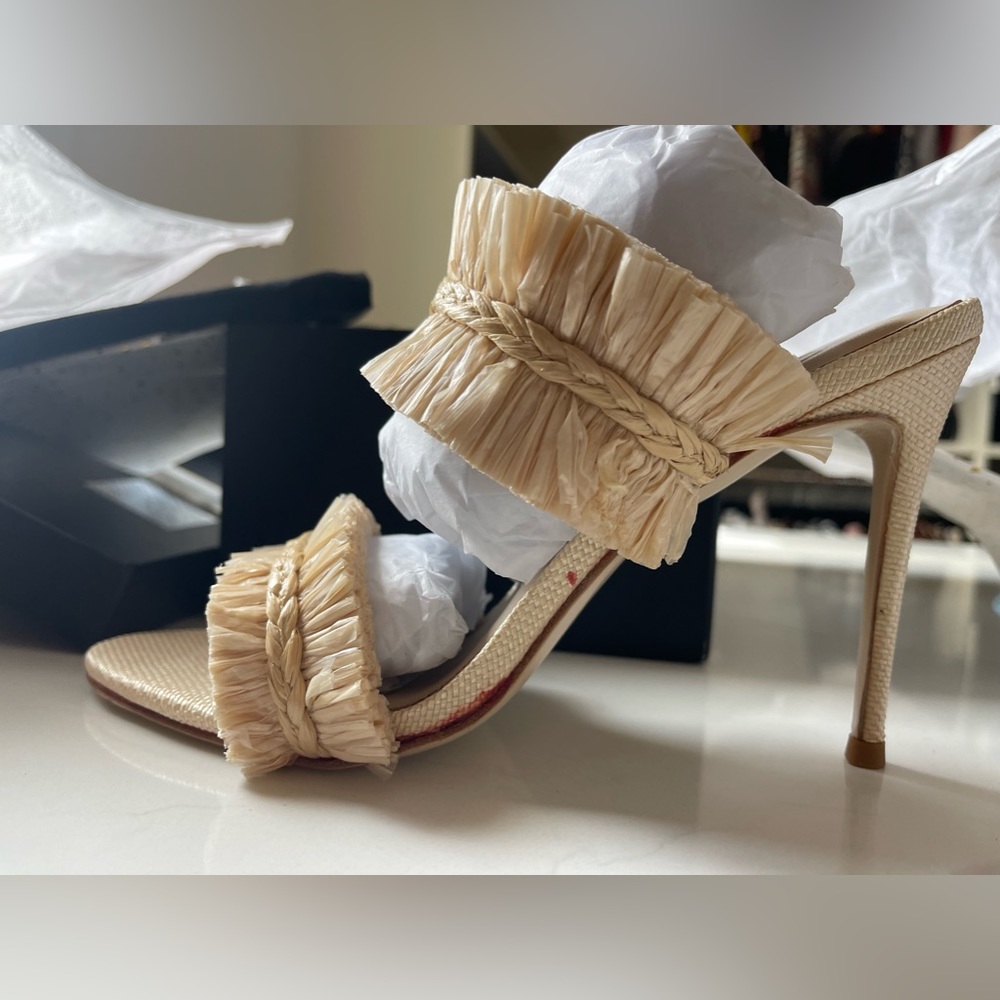 ••HOUSE OF HARLOW HEELS•• size 8. Fits like 7.5.